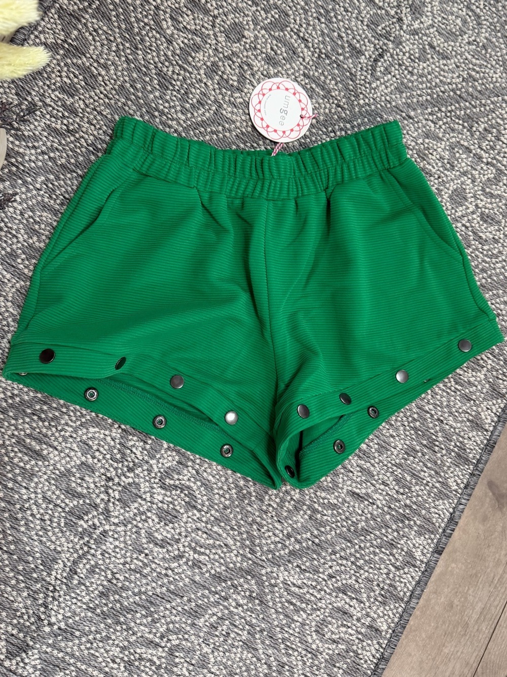 New Umgee Women’s Green Elasticized Dress Shorts Stud Accents Size Small